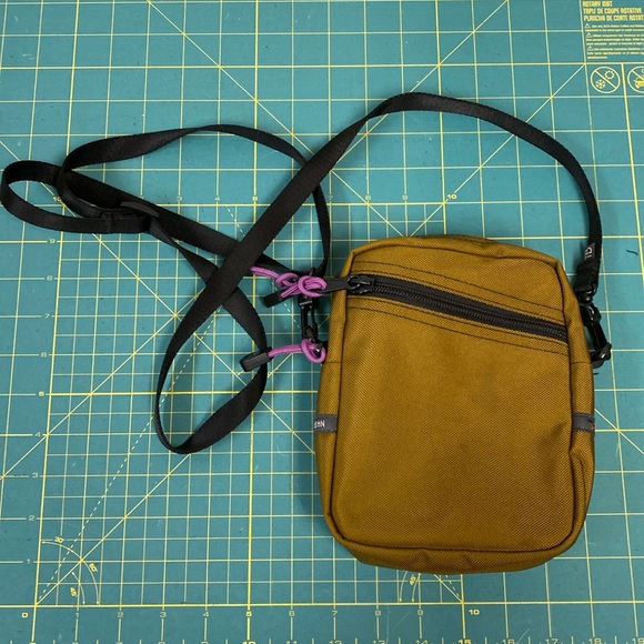 tom bihn Handbags - Tom bihn crossbody